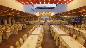SamandağıTruva Life Hotel的一个带白色桌椅的大型宴会厅
