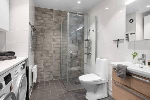 马尔默Tranquil and Convenience Southern Malmo Apartment的带淋浴、卫生间和盥洗盆的浴室