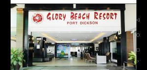 波德申3 BEDROOM SEAVIEW CONDO @ GLORY BEACH RESORT, PORT DICKSON的服装店前方的标牌