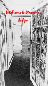 利物浦Dinorwic Lodge的走廊上一幅带门和房间画