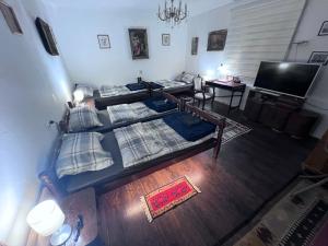 皮罗特Prenoćište Jocic的卧室享有高空美景,配有两张床