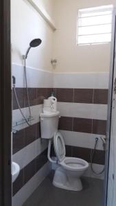 雪邦GLG KLIA Transit House的一间带卫生间和淋浴的浴室