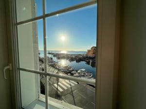 皮兰Gloria Holiday - Apartment Rebecca的享有码头景致的窗户