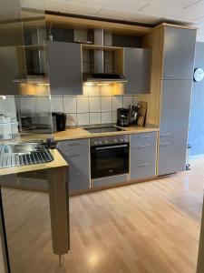 特里滕海姆Ferienhaus Elisa的厨房配有不锈钢用具,铺有木地板