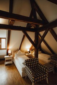 纳堡Hotel "Alter Pfarrhof"的一间卧室配有一张床、一张沙发和一把椅子