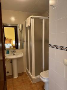 Torres de AlbarracínHotel el Cid的带淋浴、卫生间和盥洗盆的浴室