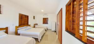 路易斯科雷亚Amazônia Kite Club的酒店客房设有两张床和窗户。