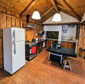 圣马丁德洛斯EL FURANCHO的厨房配有白色冰箱和炉灶。