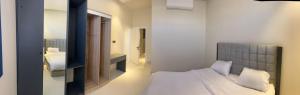 利雅德Al Azmy Al Ared Hotel的一间卧室配有一张床和镜子