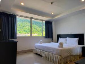 Ban Map KhangkhaoKOH CHANG LUXURY HOTEL的一间卧室设有一张大床和大窗户