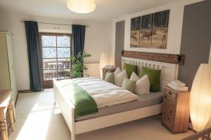 贝里斯泽尔Gipfelkönig的一间卧室配有带绿色和白色枕头的床