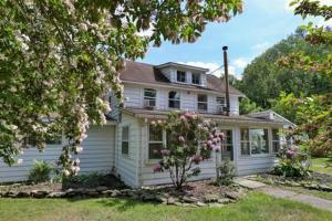 Mount TremperCatskill CountryHouse w Hot Tub Near Skiing的前面有鲜花的白色房子