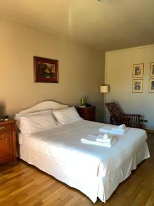 内伊韦Castelbourg的卧室配有白色床和毛巾