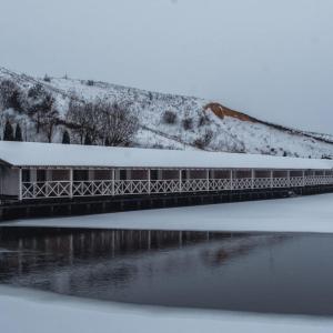 PogrebyDachaLove的一条被雪覆盖的桥,在河边