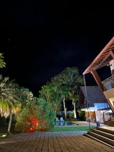伊泰帕瓦Jardim Secreto - Itaipava的享有大楼和度假村的夜景
