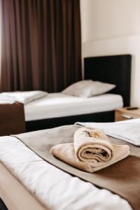 普图伊穆拉特酒店的酒店客房,配有两张带毛巾的床