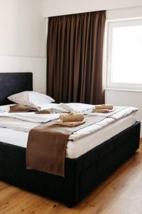 普图伊穆拉特酒店的卧室内的一张带两个枕头的床