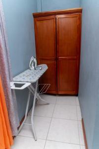 卡斯特里Bougainvillea Apartments的小房间设有桌子和橱柜