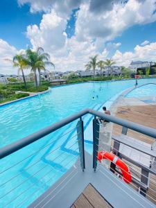 约翰内斯堡M O S Luxury Apartment的享有游轮上游泳池的景致