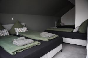 WestergellersenFerienhaus in Lüneburg的一间设有两张床铺和毛巾的房间