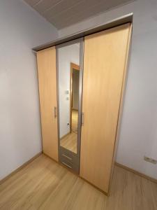 GoldkronachGemütliches Appartement - WBS的一个空房间,有门和镜子