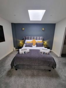 伯明翰Stunning 1 Bed Apt Minutes From Bham City Centre!的一间卧室设有一张蓝色墙壁的大床