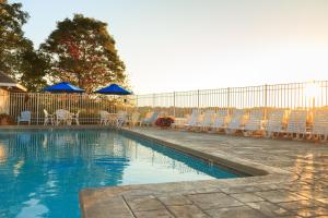 西雅茅斯碧沙度假酒店的一个带椅子和遮阳伞的游泳池