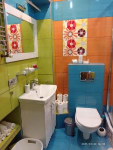 新鲁达Apartament Centrum Nowa Ruda的一间带水槽和卫生间的浴室