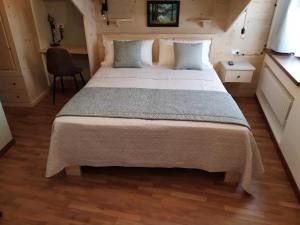 斯特雷萨Al San Michele的一间小客房内设有一张大床的卧室