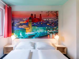 帕绍帕绍住宿加早餐酒店的一间装饰有城市画作的卧室
