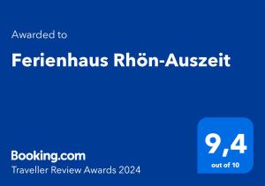 伦山前比绍夫斯海姆Ferienhaus Rhön-Auszeit的蓝色的标语,带有 ⁇ 红的 ⁇ 牛奥斯特雷特语