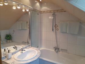 NemmersdorfHaus Roßner的浴室配有盥洗盆和浴缸。