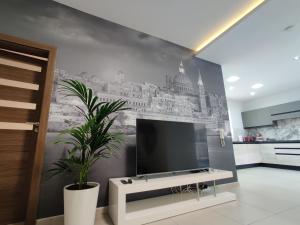 斯利马DePiro Point Deluxe - Sliema Holiday Rental的客厅的墙上配有电视