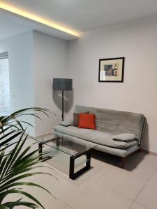 斯利马DePiro Point Deluxe - Sliema Holiday Rental的带沙发和玻璃桌的客厅