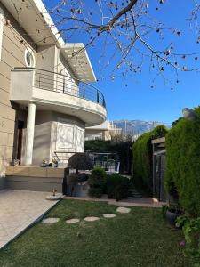帕特雷Villa Ariadni的带阳台和庭院的房子