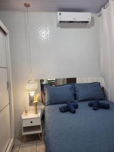 皮帕Casa Completa Prox Centro de Pipa的一间卧室配有蓝色的床和蓝色枕头