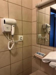 科隆弗洛翰芬酒店的浴室设有电话和镜子