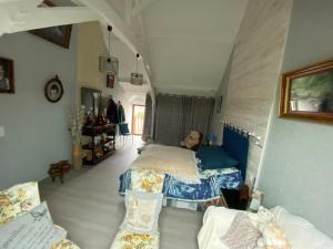 图兰的圣莫尔La Patriaie. chez Jacky et Maryse.的一间带两张床和一张沙发的卧室