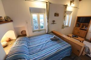 VathýThe Kalivi的一间卧室设有一张大床和一个窗户。