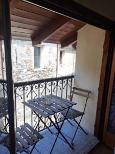 斯特雷萨Al San Michele的阳台配有一张桌子和两把椅子