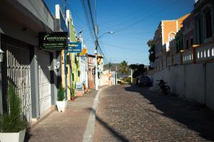 皮拉尼亚斯Hospedaria Valdice Damasceno Centro Histórico的一条小巷里的鹅卵石街道,有一座建筑