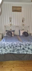 HammarlandParadiset的一间卧室配有两张蓝色和白色的床