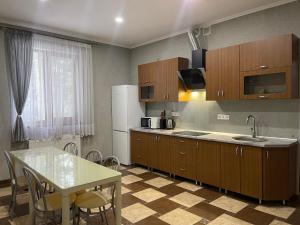 斯基希德尼萨Оранта的厨房配有桌子和白色冰箱。