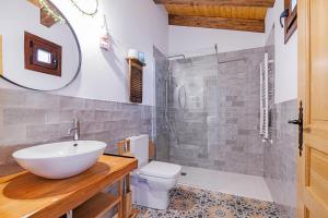 赫尔特Casa Rural La Chopera del Jerte的一间带水槽、卫生间和镜子的浴室