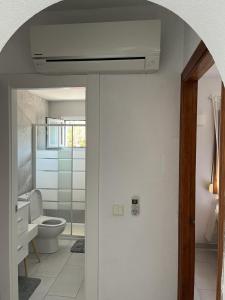 托雷维耶哈M&M Relax apartman的一间带卫生间和水槽的浴室