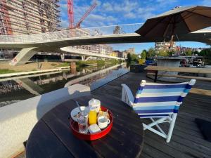 根特Boat & Breakfast Bellevue的坐在河边桌子上的一盘食物