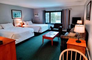 斯托斯托堆雪汽车旅馆的酒店客房带两张床和一个客厅