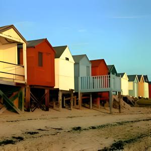 滨海绍森德Victoria House Near Beach With Free Parking的海滩上一排色彩缤纷的海滩小屋