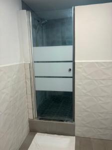 西班牙港Villa Maria的浴室里设有玻璃门淋浴