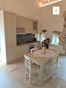 维科德尔加尔加诺Arcaroli Borgo Vico "Exclusive"的厨房配有桌子和桌椅